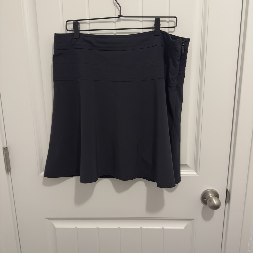 Athleta Women's Black Skort Side Zip Back Pouch Size 14